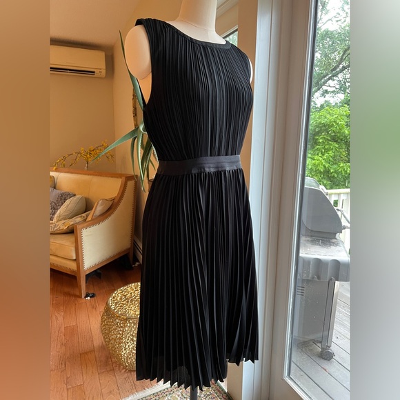 DKNY Black Pleated Midi Sheath Dress Medium Cocktail Fit Flare Evening Formal - Picture 2 of 8